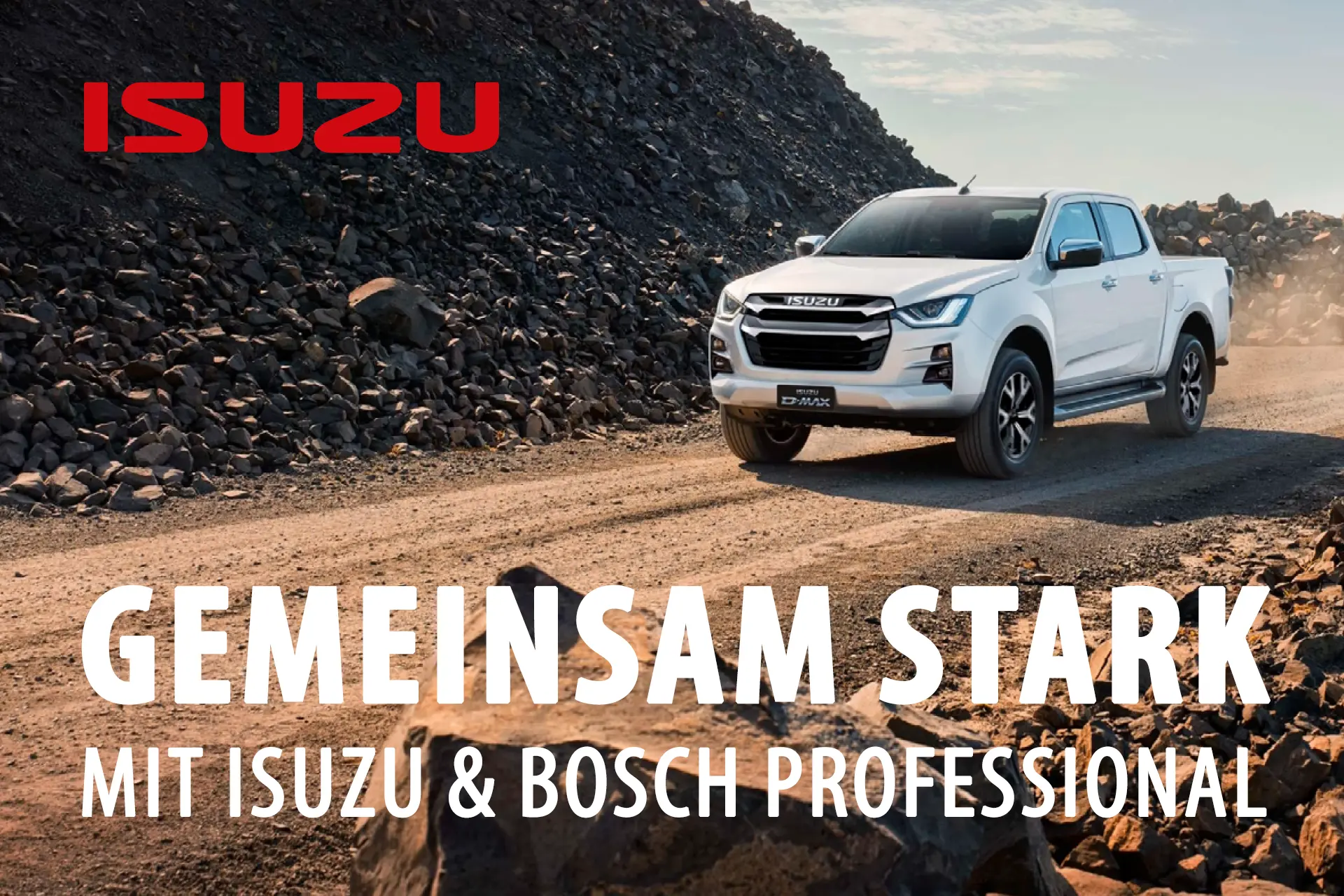 ISUZU D-MAX LSE in Weiß fährt auf staubiger Straße, Logo von ISUZU und Text "Gemeinsam stark, ISUZU & Bosch Professional" (Prämienaktion mit 23 % Nachlass für Handwerksbetriebe auf ausgewählte ISUZU D-MAX Modelle und kostenloses Profi-Werkzeugpaket von Bosch Professional)