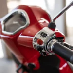 Nahaufnahme Lenker rote Vespa - Rollerhändler Meiningen Motorroller kaufen